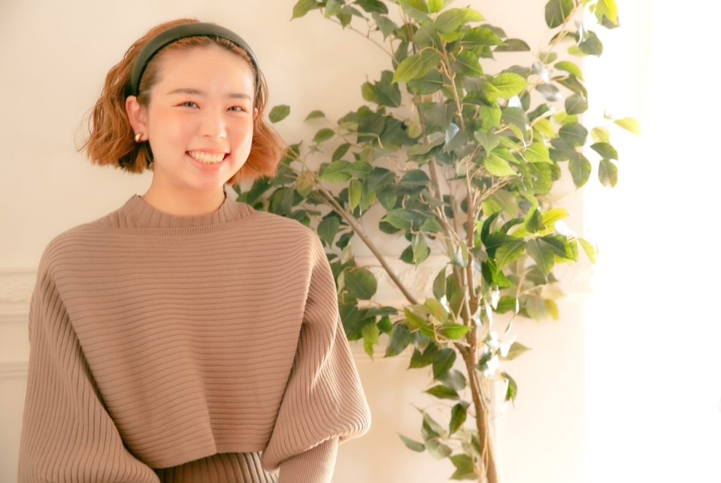 独立したサロンで働く女性のイメージ画像